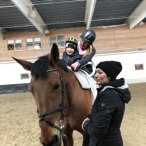 Kind reitet 2