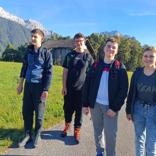 Gruppe auf der Wiese