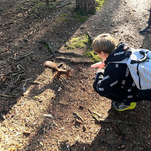 Kind und Eichhörnchen