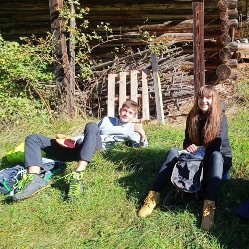 Kinder liegen im Gras
