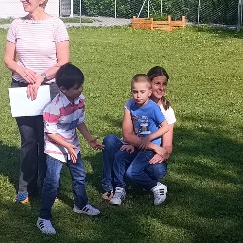 Kinder im Gras2