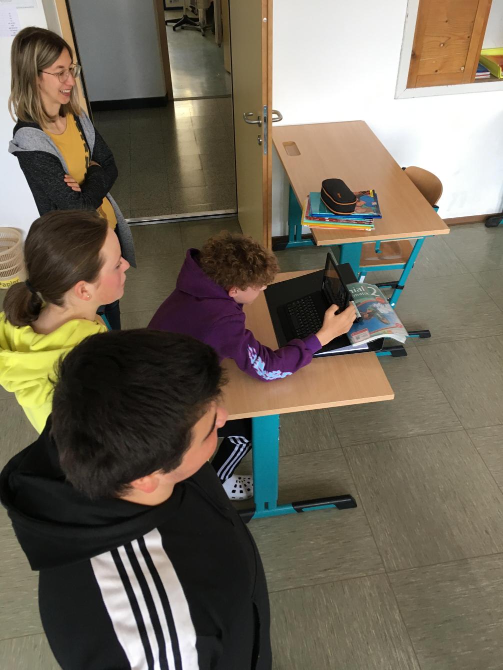 Gruppe übt am ipad