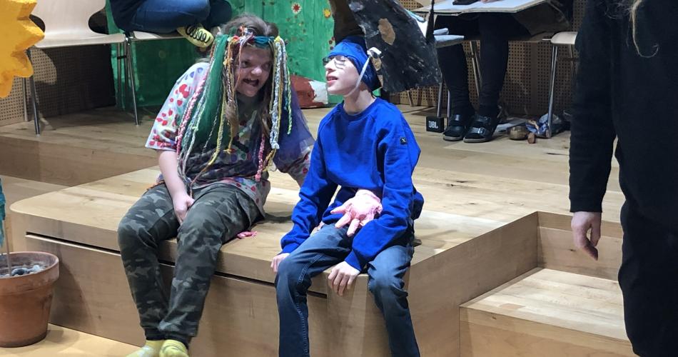 Kinder spielen Theater