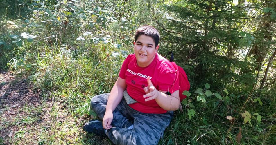 Junge im Wald