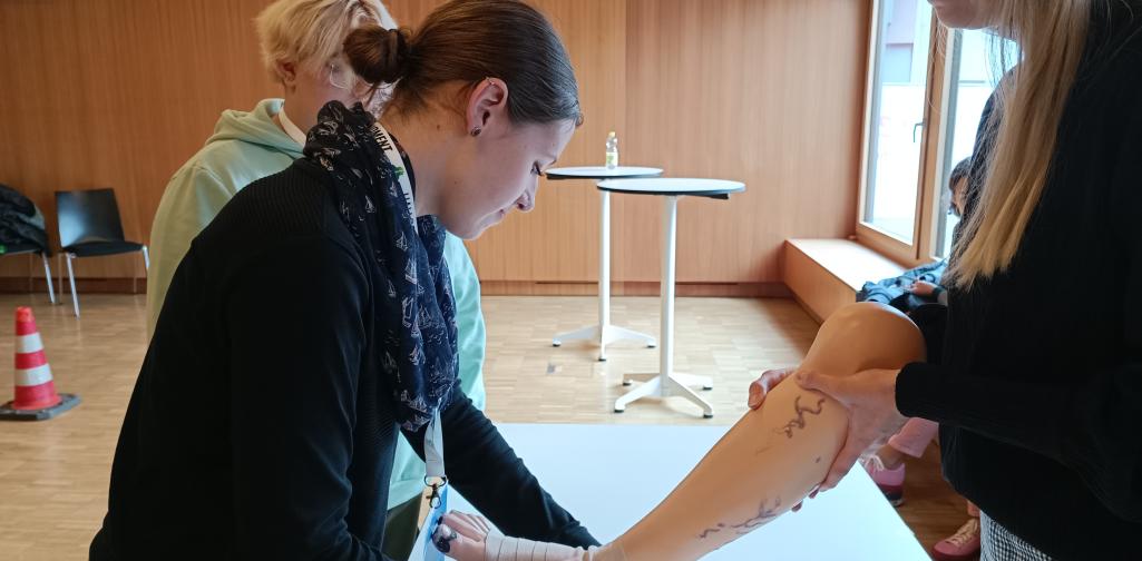 Kind bandagiert Fuß